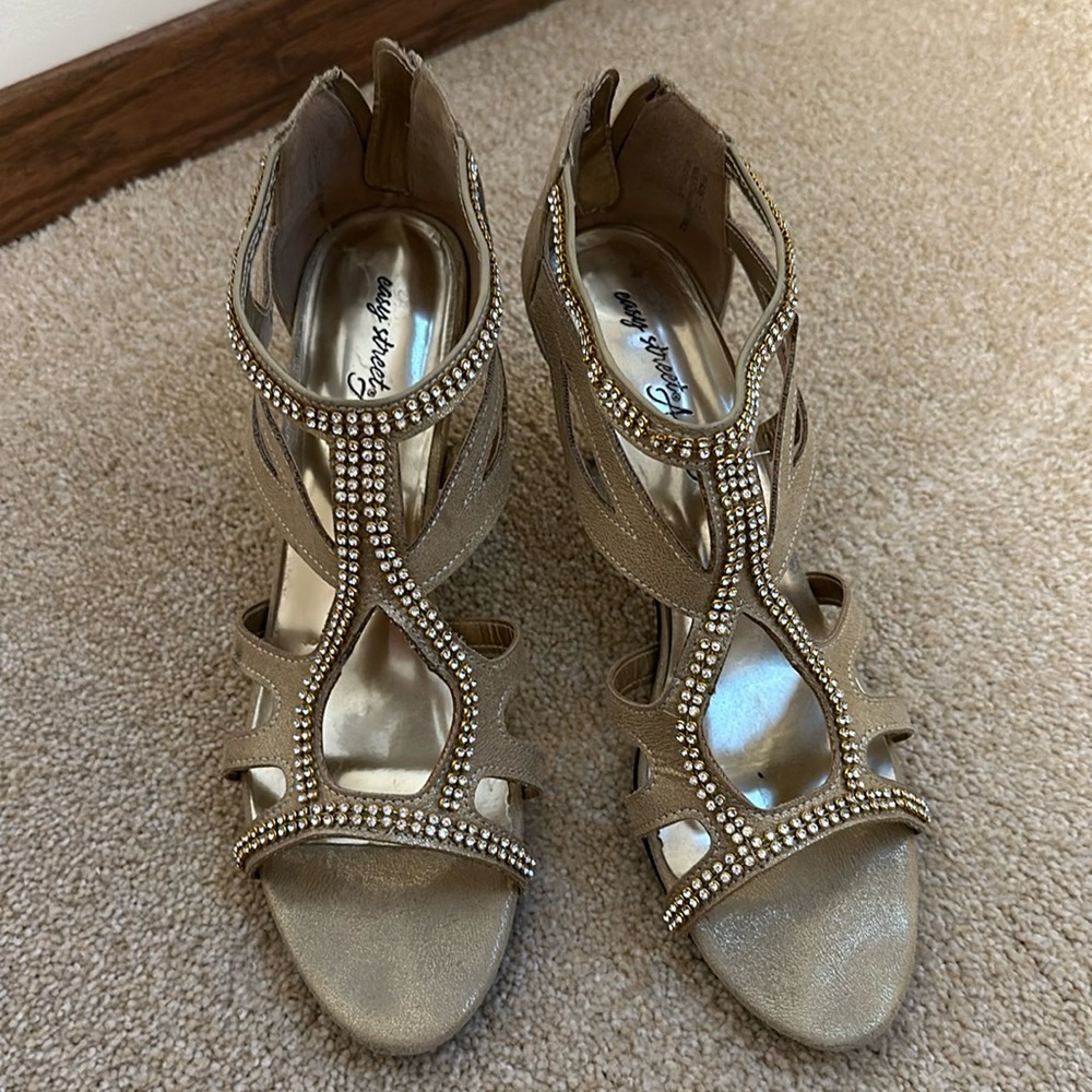 Easy Street size 10 Gold Heels w/ Bling 2 1/2”Good condition